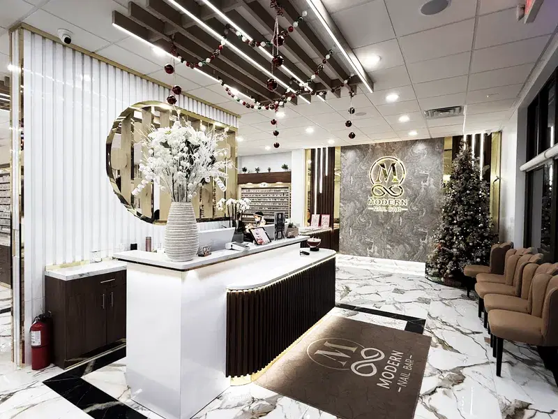 Quầy lễ tân và khu chờ của một tiệm nail đang dùng D3